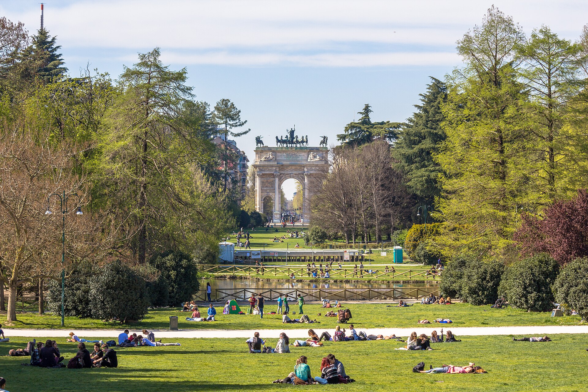 Parco Sempione i Milano med Arco della Pace i bakgrunden