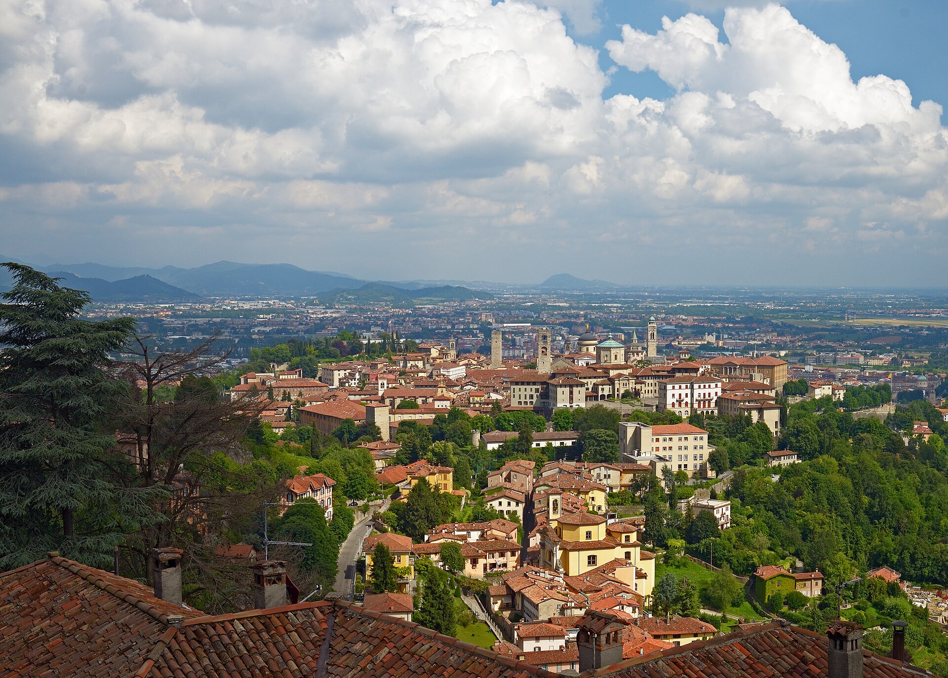 Bergamos övre stad Città Alta sedd från Via al Castello