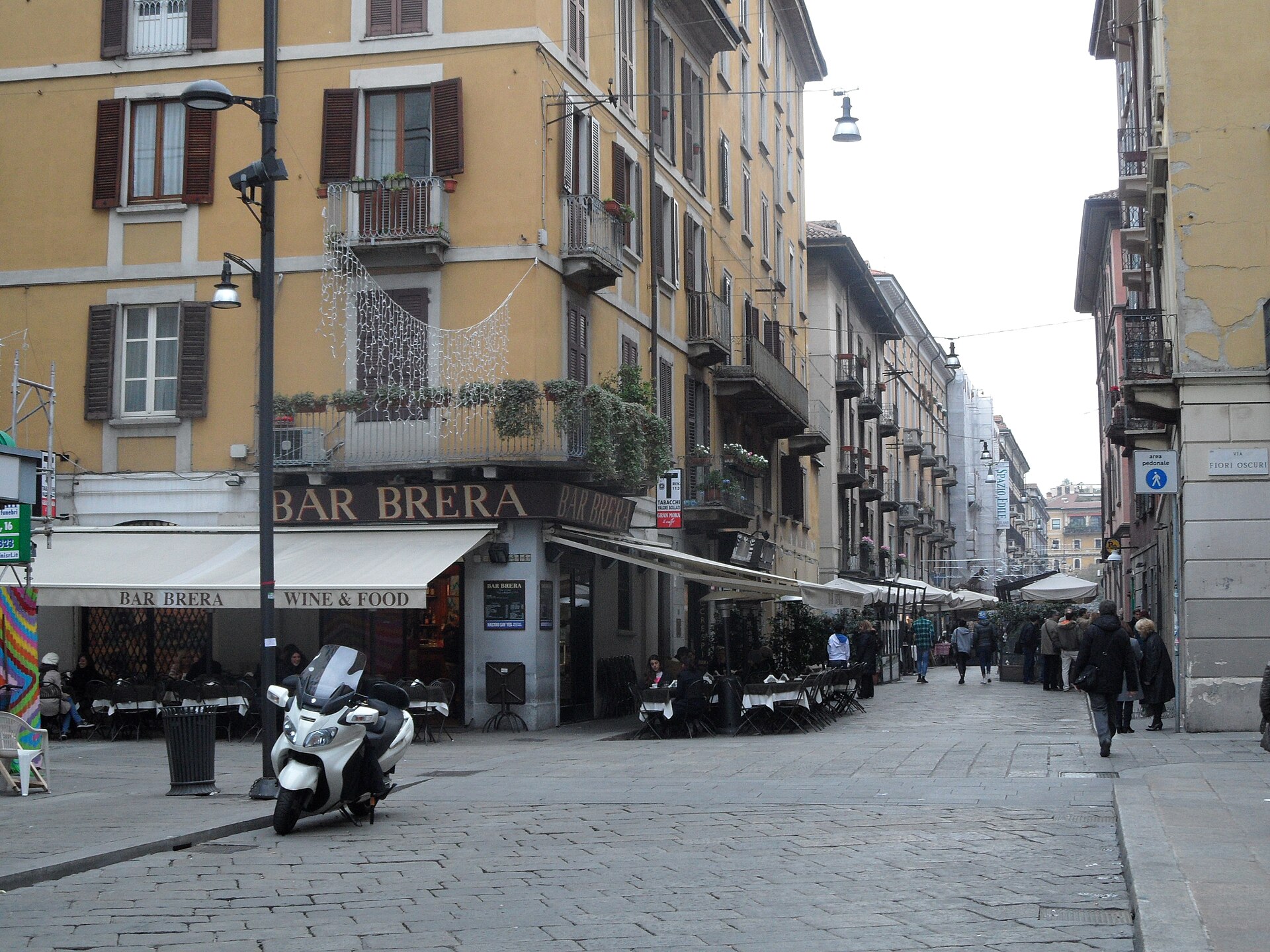 Gata i Brera med kafé och gamla bostadshus