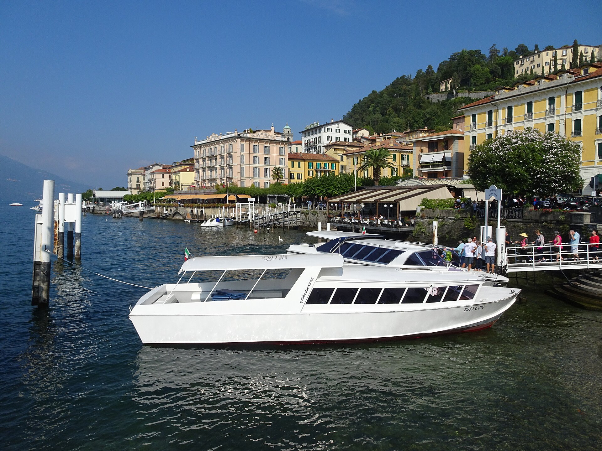 Hamnen i Bellagio vid Comosjön med en båt vid kajen