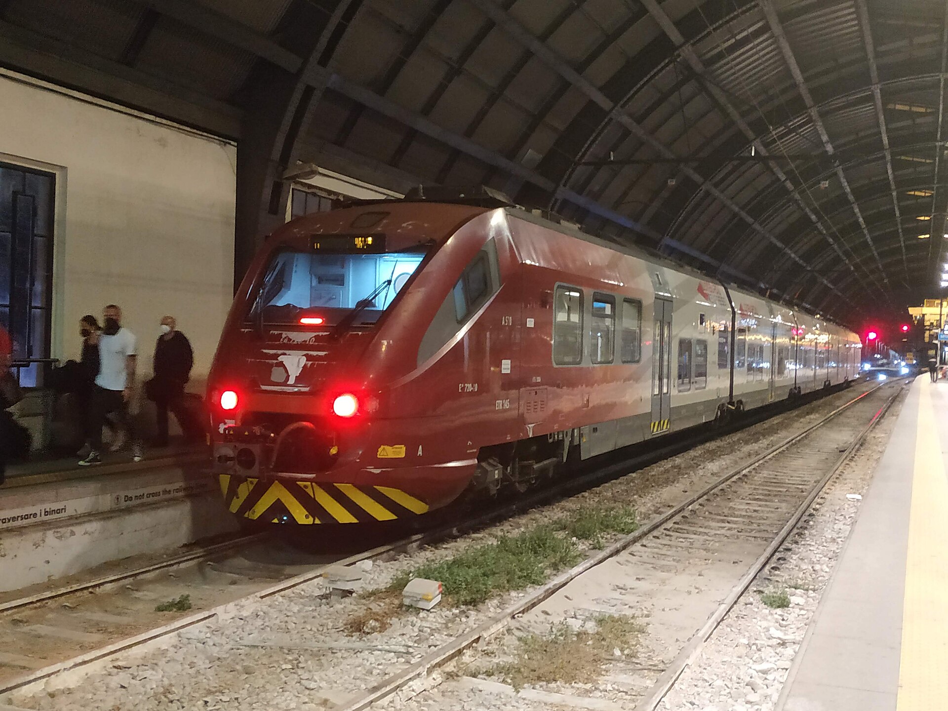 Malpensa Express-tåg vid perrongen på Milano Centrale