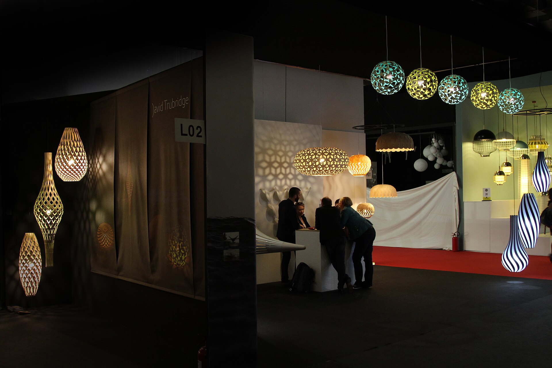 Monter med lampor på möbelmässan Salone del Mobile i Milano