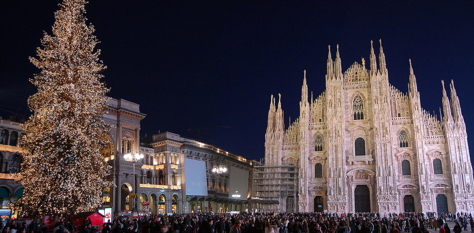Julgranen på Piazza del Duomo framför den upplysta katedralen