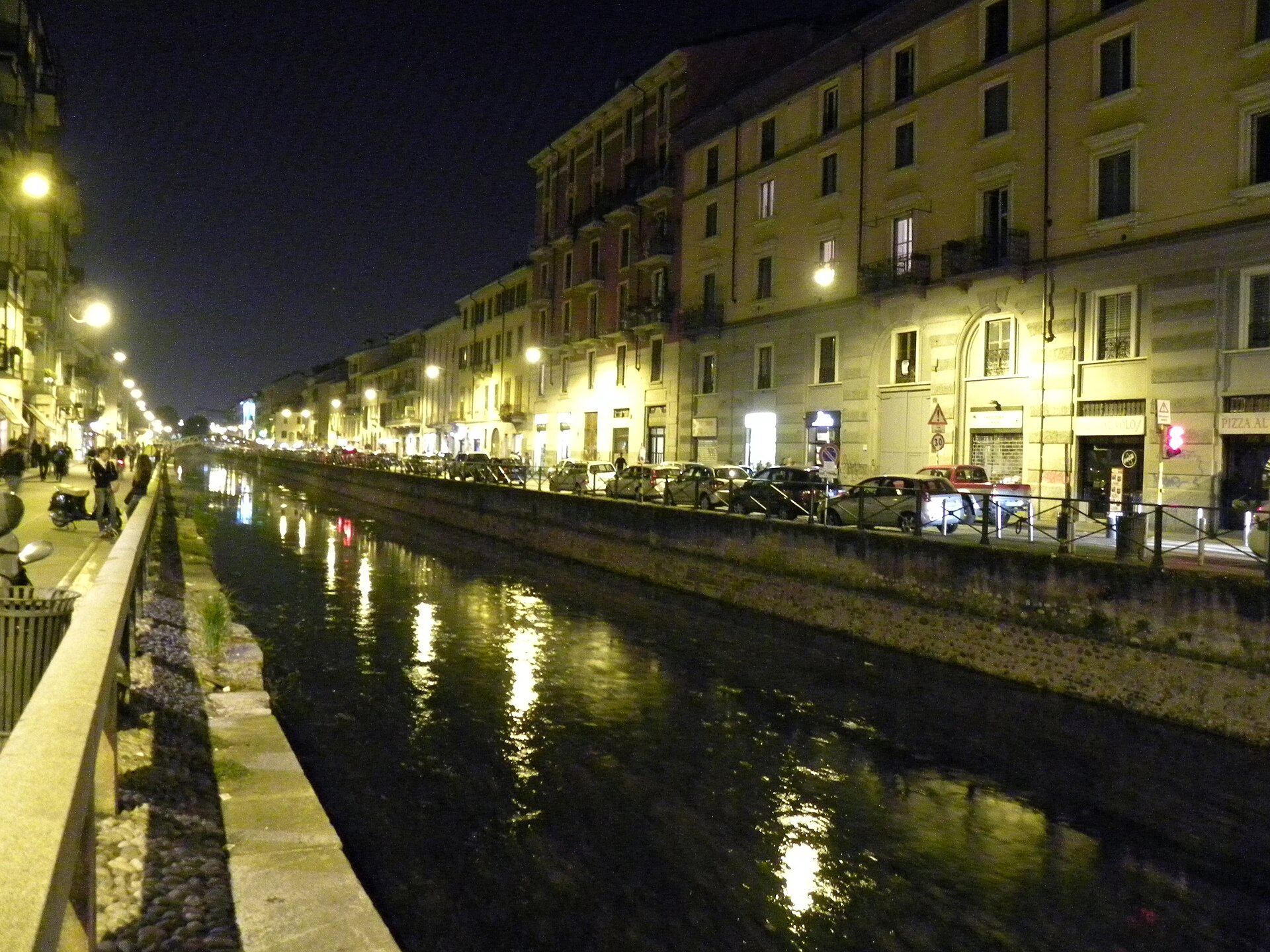 Naviglio Grande en kväll med upplysta hus längs kanalen