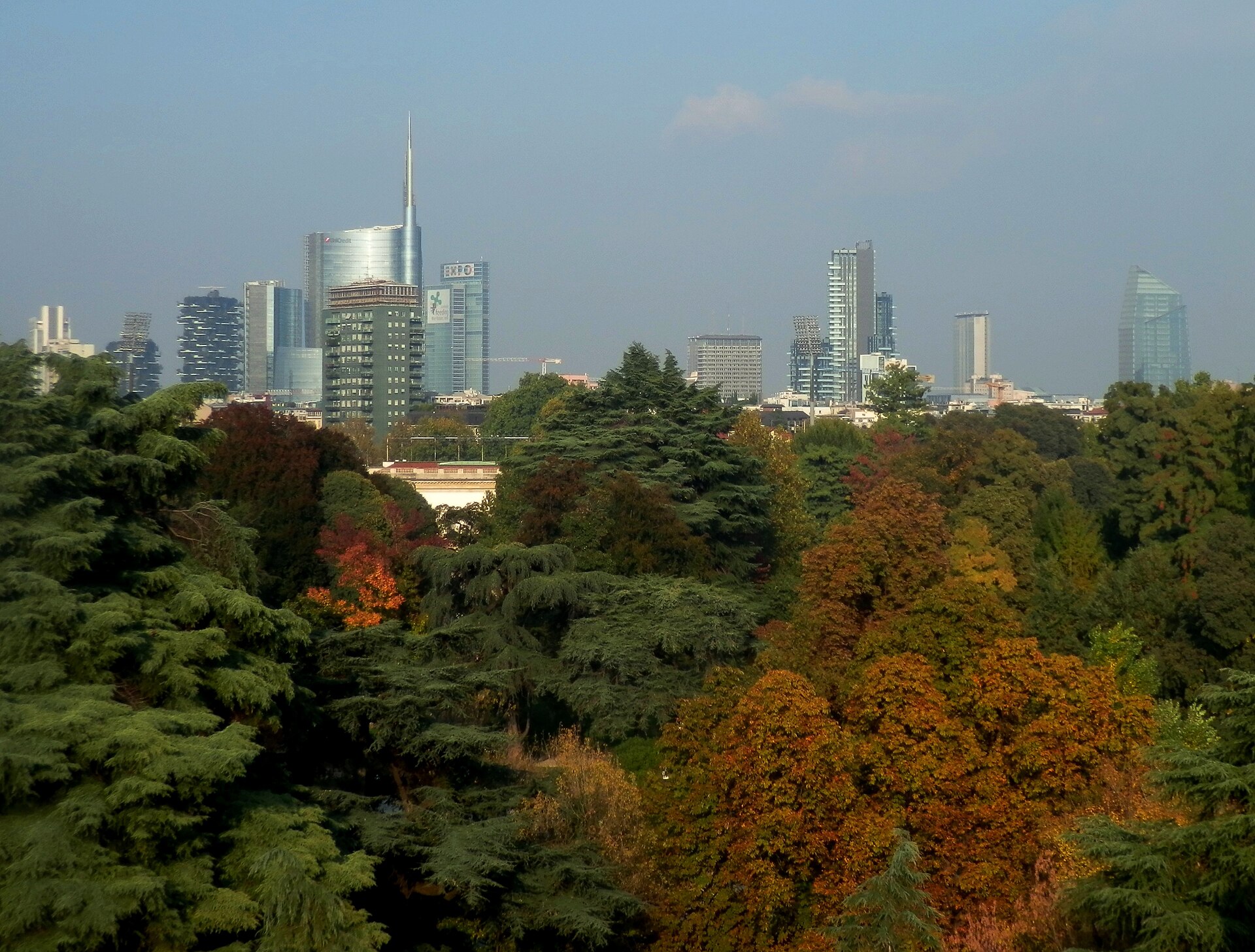 Höstfärger i Parco Sempione med skyskraporna i Porta Nuova bakom