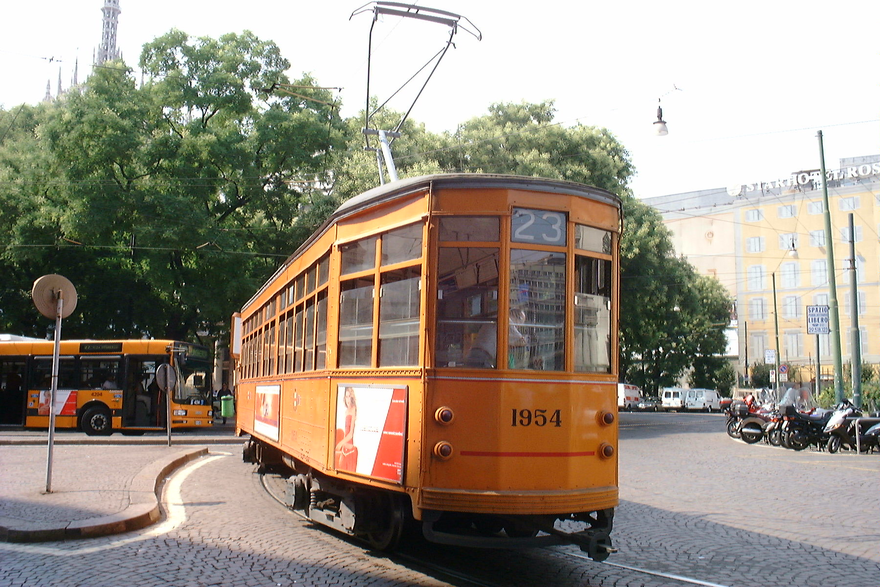 En av Milanos gamla orange spårvagnar från 1920-talet