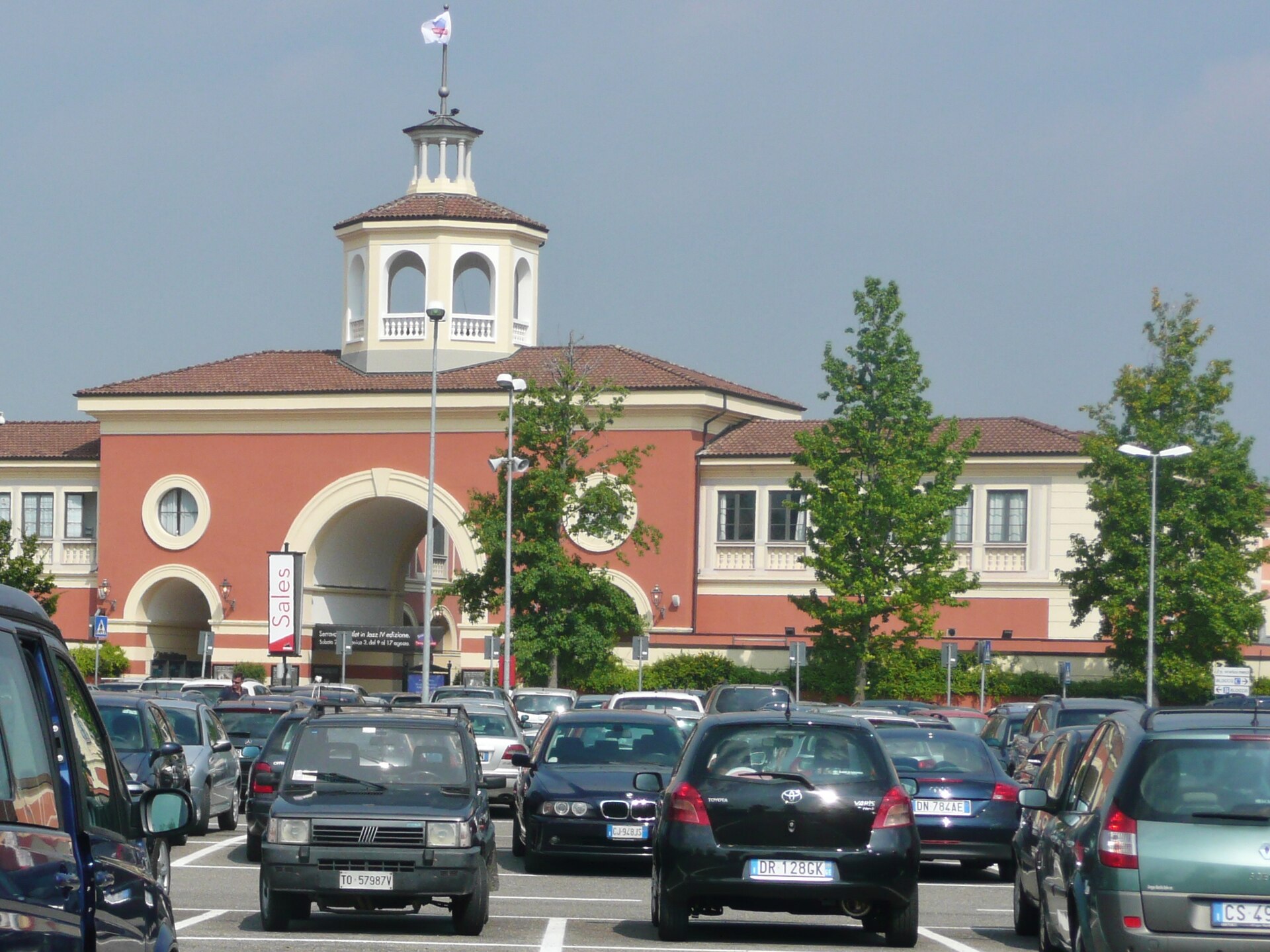 Serravalle Designer Outlet med parkering framför