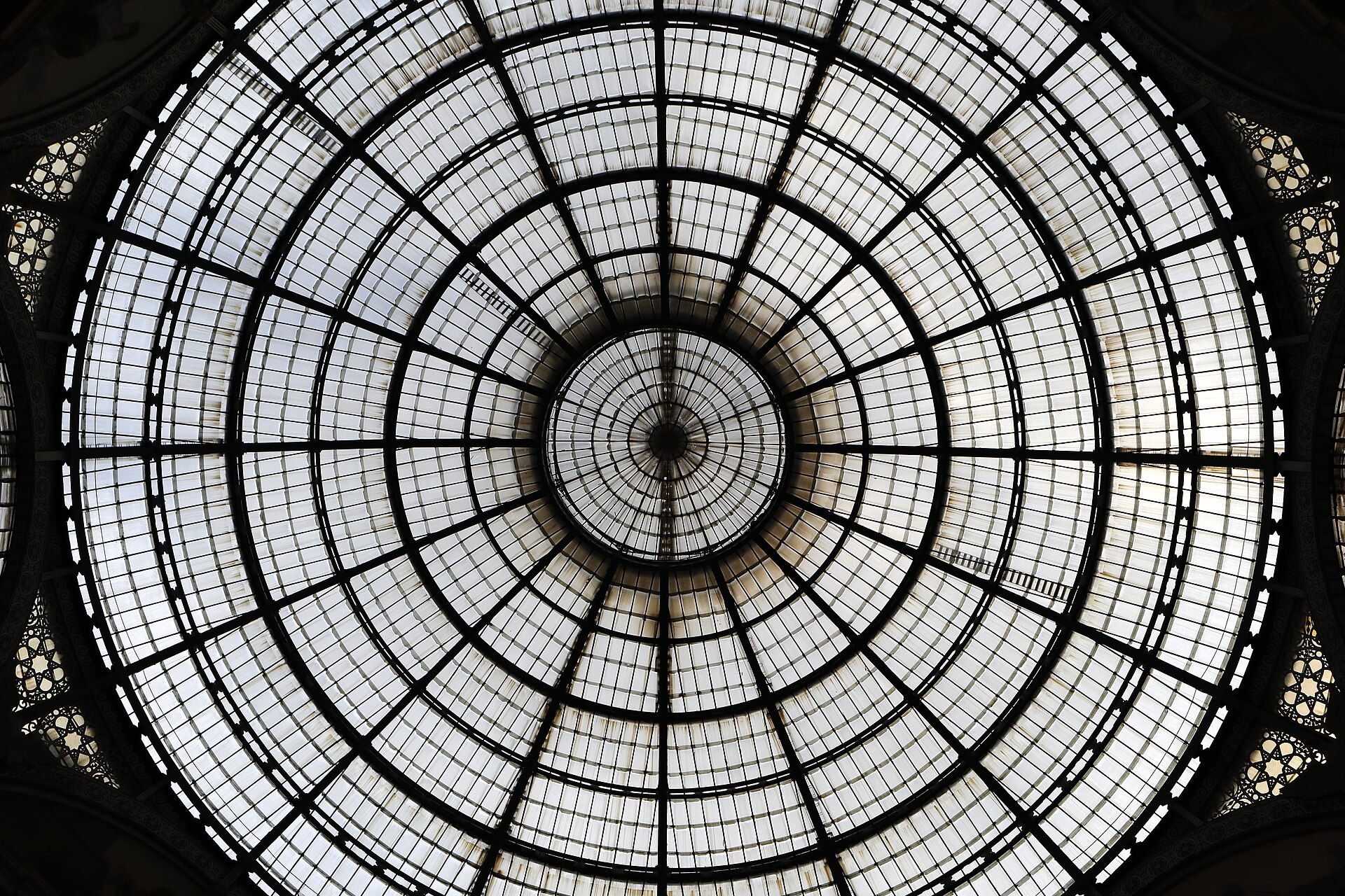 Glaskupolen i Galleria Vittorio Emanuele II sedd underifrån