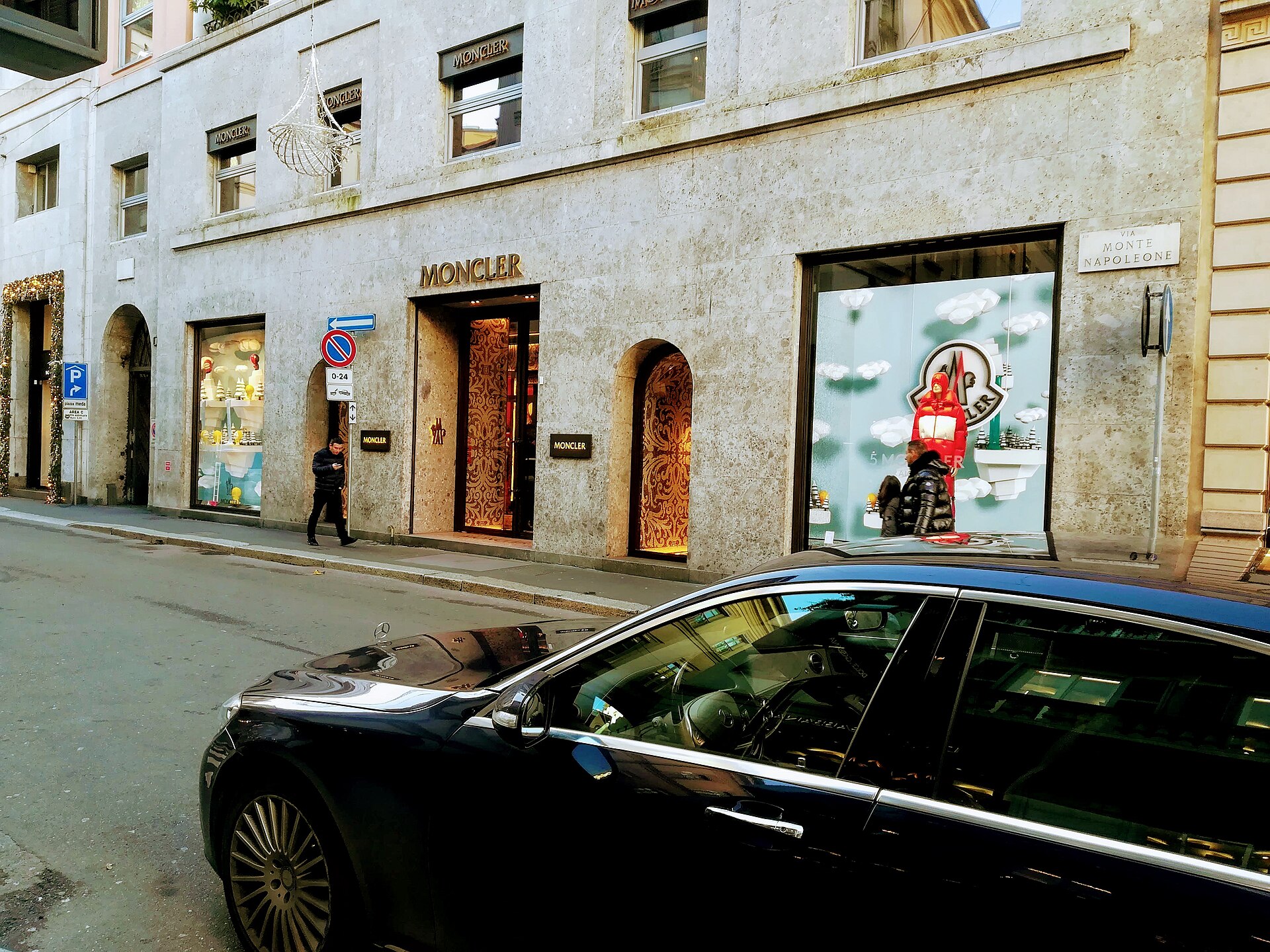 Butiker på Via Montenapoleone i Milanos modekvarter