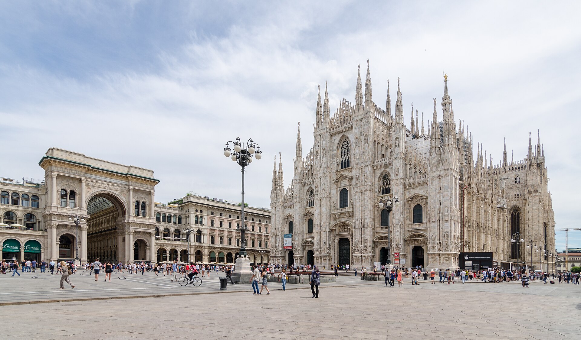 Piazza del Duomo i Milano med katedralen och ingången till Galleria Vittorio Emanuele II